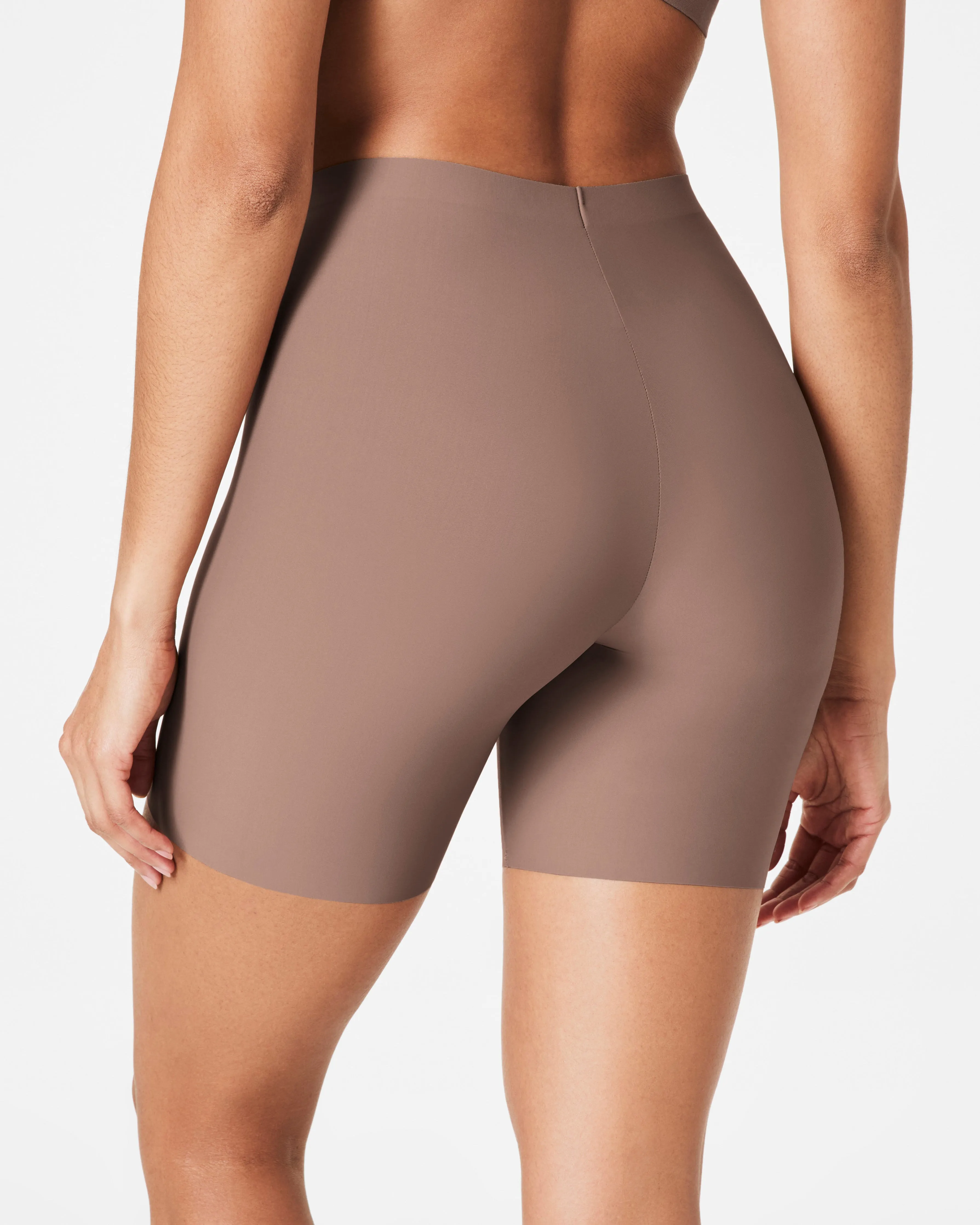 SPANXsupersmooth™ Essential Mid-Thigh Short